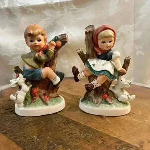 Vintage set of  2 Ceramic Figurines